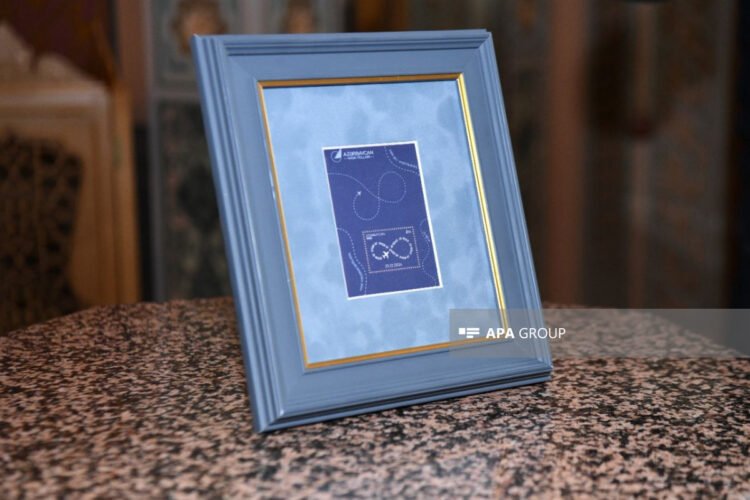 AZAL təyyarəsinə həsr olunmuş poçt markası təqdim olundu – FOTOLAR