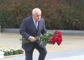 Əli Əsədov Heydər Əliyevin məzarını ziyarət etdi