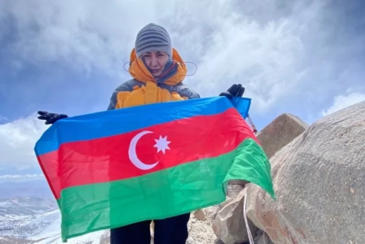 Alpinistimiz Antarktidanın ən yüksək zirvəsində – FOTO