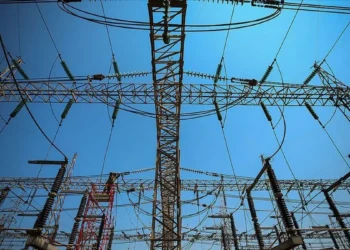 35 yaşlı kişi elektrik dirəyinə çıxdı, iki rayon işıqsız qaldı