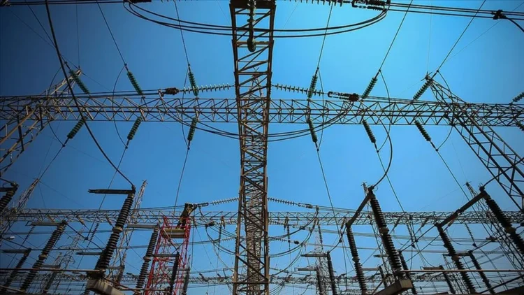 35 yaşlı kişi elektrik dirəyinə çıxdı, iki rayon işıqsız qaldı