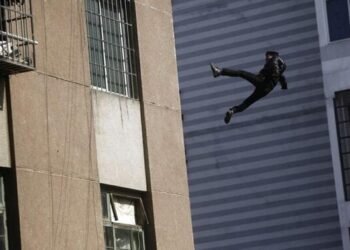 Sumqayıtda qız, Bakıda kişi binadan yıxılıb öldülər