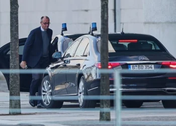 Merz Zelenski və Uitkoffla keçirilən görüşü tərk etdi