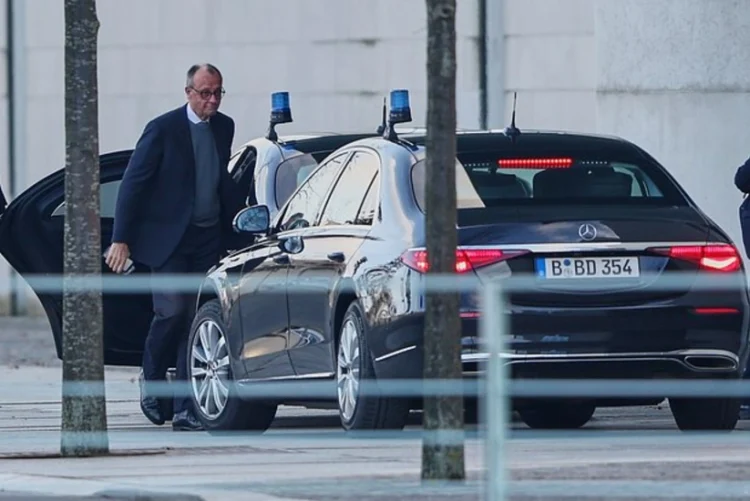 Merz Zelenski və Uitkoffla keçirilən görüşü tərk etdi