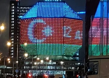 Belarusun Milli Kitabxanası bayrağımızın rənglərində… – VİDEO