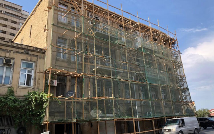 Təmir edəcəkdilər… – dam söküldü, yağış evlərə doldu