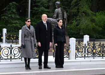 Prezident və xanımı Heydər Əliyevin məzarını ziyarət etdilər – VİDEO