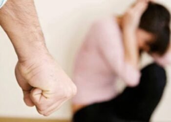 21 yaşlı oğlan onunla barışmaq istəməyən sevgilisinə xəsarət yetirdi