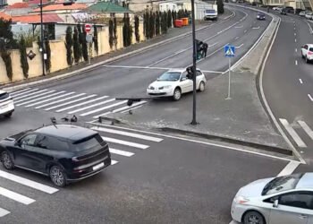 Bakıda öz-özünə hərəkət edən maşın qəza törətdi – VİDEO