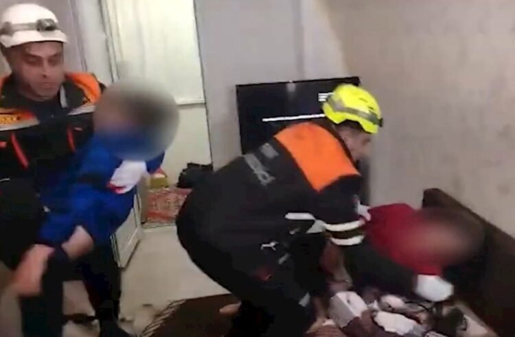 Xırdalanda bir evdə 3 nəfər huşsuz halda tapıldı — VİDEO