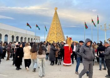 Xankəndi 3-cü Yeni ilini doğmaları ilə qarşılayır — FOTOLAR