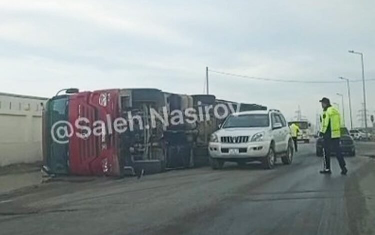 Sumqayıtda TIR aşdı – VİDEO