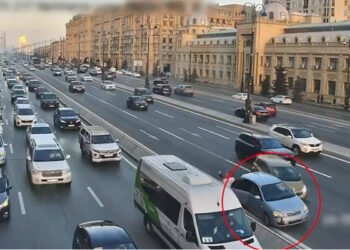 Sərnişini yolun ortasında düşürdü, qəzaya səbəb oldu – VİDEO