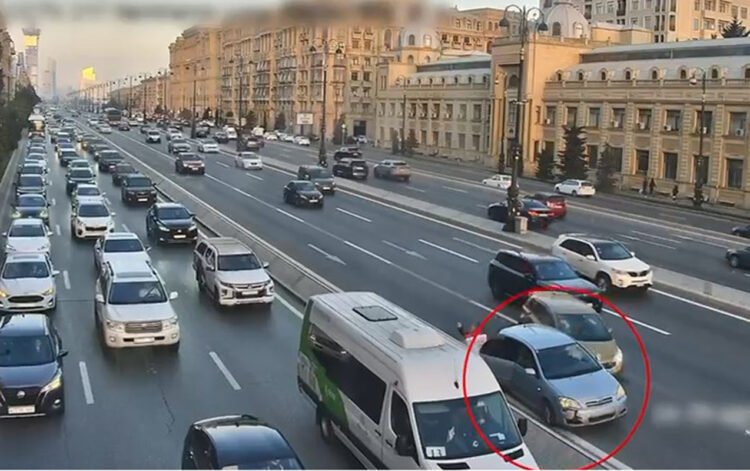 Sərnişini yolun ortasında düşürdü, qəzaya səbəb oldu – VİDEO