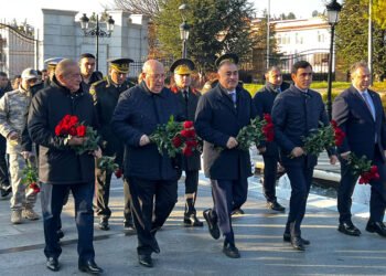 Deputatlar Türkiyədə Heydər Əliyevin abidəsini ziyarət etdilər – FOTOLAR