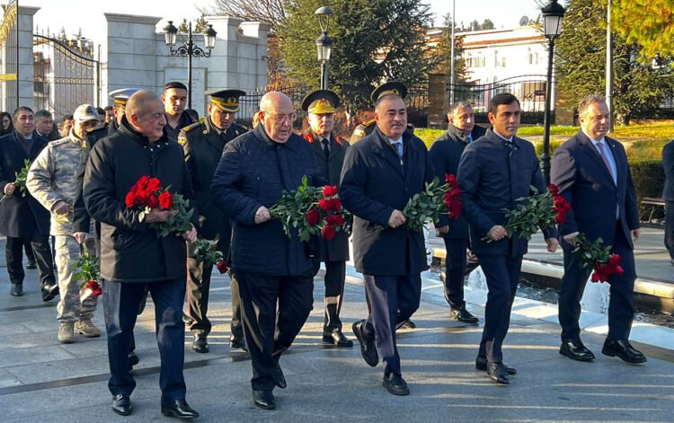 Deputatlar Türkiyədə Heydər Əliyevin abidəsini ziyarət etdilər – FOTOLAR