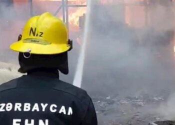 Bakıda beşmərtəbəli yaşayış binasında yanğın baş verib