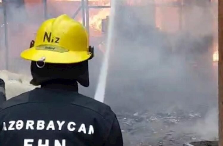 Bakıda beşmərtəbəli yaşayış binasında yanğın baş verib