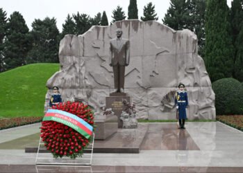 Prezident və xanımı Heydər Əliyevin məzarını ziyarət etdilər