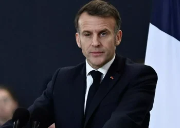 Makron qanlı gözlərlə əsgərlərin qarşısına çıxdı