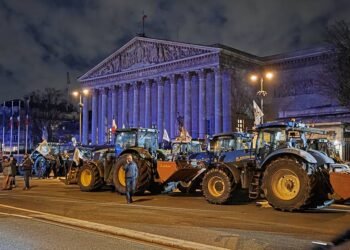 Fransada fermerlərin traktor aksiyası: Mercosur müqaviləsi hədəfdə