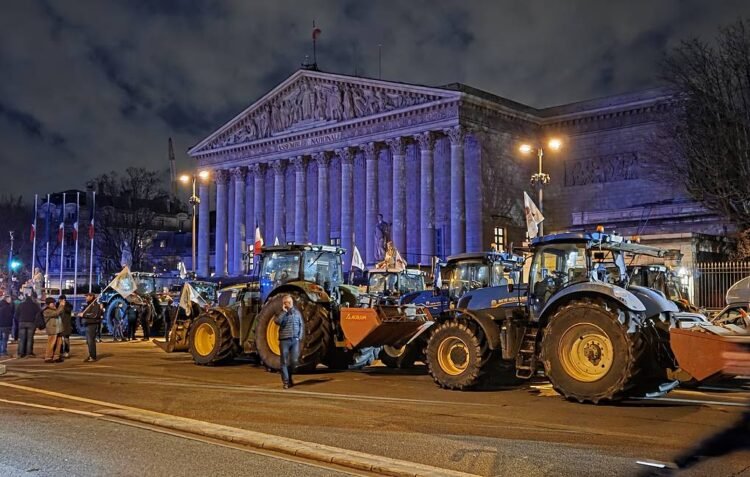 Fransada fermerlərin traktor aksiyası: Mercosur müqaviləsi hədəfdə