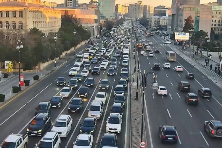 Bakının bir sıra yollarında tıxac yaranıb