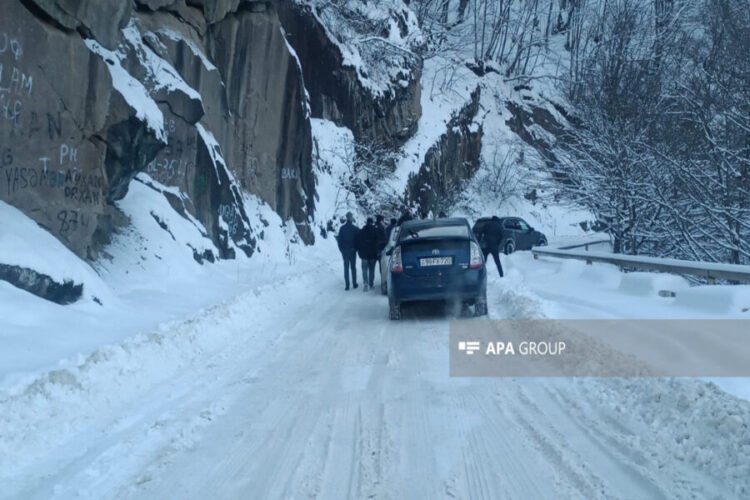 Tovuzda yollar buz bağladı – FOTO