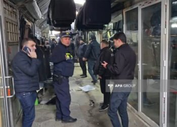 Qızıl mağazasında atışma: azərbaycanlı ata və oğlu yaralandı