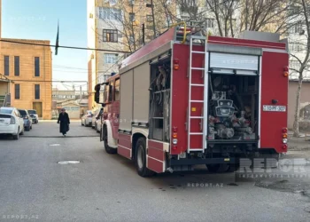 Sumqayıtda bina yanır