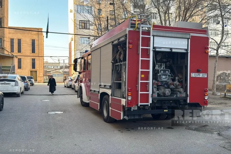 Sumqayıtda bina yanır