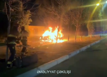 Sumqayıtda iki maşın toqquşdu: “Prius” yandı – VİDEO