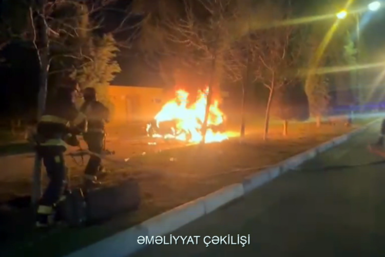 Sumqayıtda iki maşın toqquşdu: “Prius” yandı – VİDEO