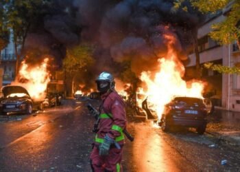 Fransada Yeni il gecəsi dəhşət: Yüzlərlə avtomobil yandırıldı