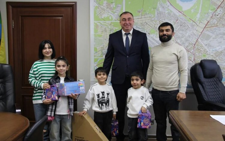 Məmurun 7 yaşlı Əliyə və 8 yaşlı bacısına aldığı hədiyyə aranı qatdı – Qalmaqal…