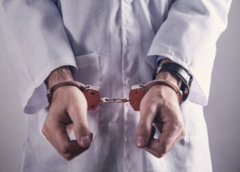 Həkim məhkəmə zalında həbs edildi