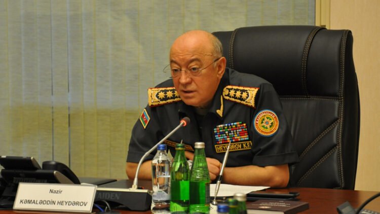 Nazir polkovniki təqaüdə göndərdi