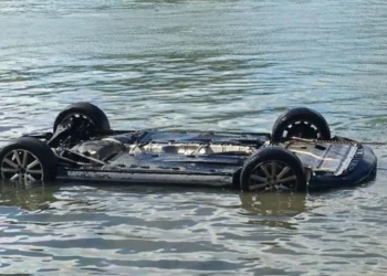 Kanala düşən avtomobildən 4 nəfər xilas edildi – VİDEO