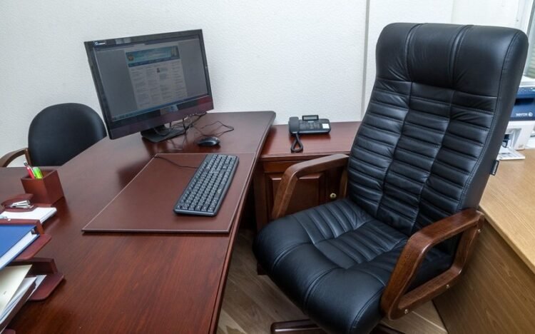 Azərbaycanda vəzifəli şəxsin evdən meyiti tapıldı – FOTO