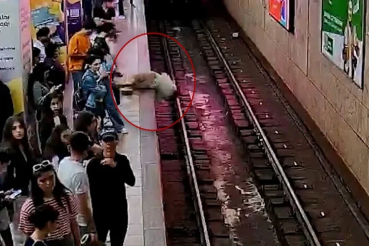Bakı metrosunda faciə: sərnişin relsə düşərək öldü