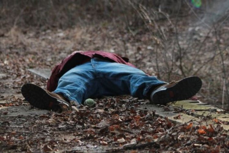 Azərbaycanda dərədə kişinin meyiti tapıldı: oğlu axtarılır