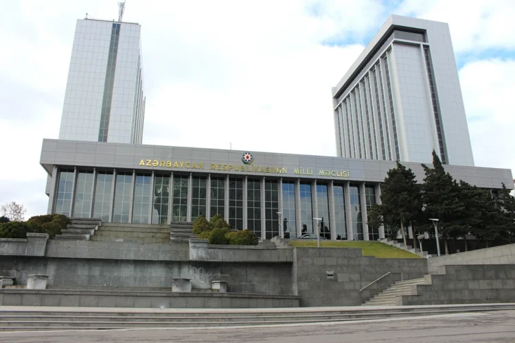 Sabah deputatlar məzuniyyətdən qayıdır