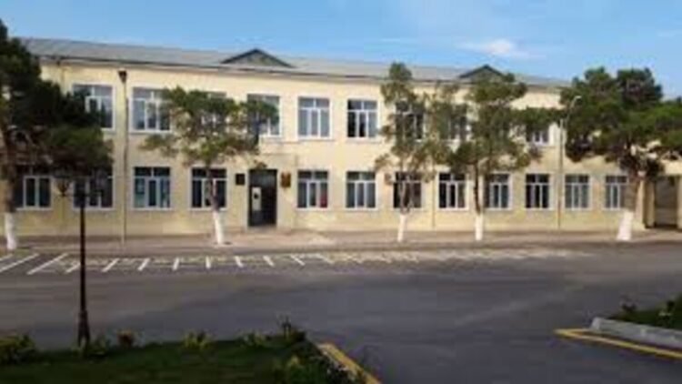 Qaradağda müəllim direktor müavinini döydü