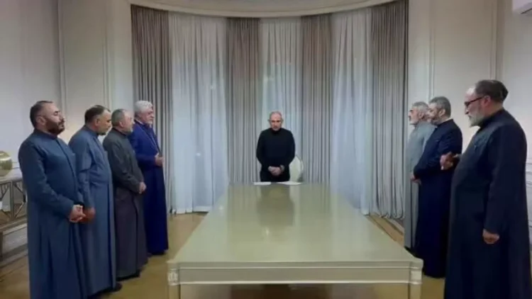 Paşinyanın diqqətçəkən fotosu: nə etdiyi bəlli oldu