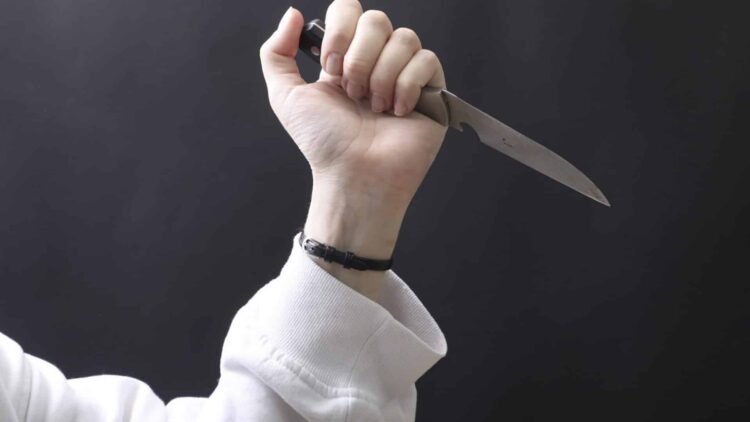 Bakıda qızını bıçaqlayan ana saxlanıldı