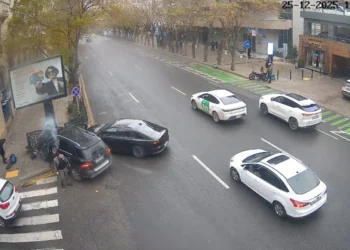 Bakıda qorxunc qəza: məhəccər uşağın üstünə aşdı – VİDEO