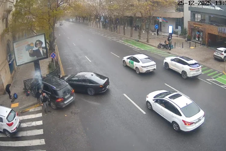 Bakıda qorxunc qəza: məhəccər uşağın üstünə aşdı – VİDEO