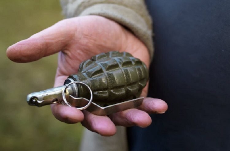 Qumbara ilə etirazçıları öldürmək istədi, əlində partladı