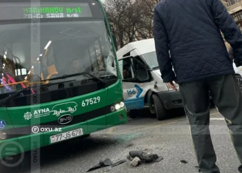 “BakuBus”ın avtobusu yük maşını ilə toqquşdu