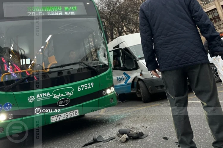 “BakuBus”ın avtobusu yük maşını ilə toqquşdu